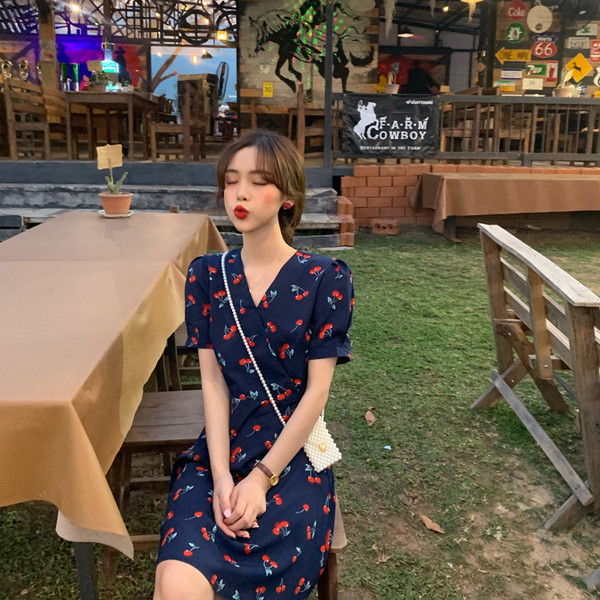 Nyári női ruha V-nyakú, színes mintával