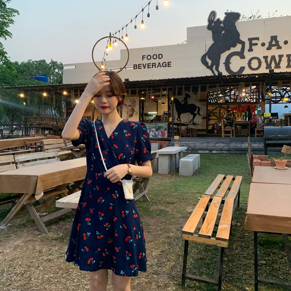 Nyári női ruha V-nyakú, színes mintával