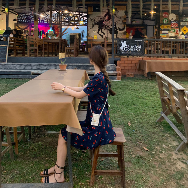 Nyári női ruha V-nyakú, színes mintával