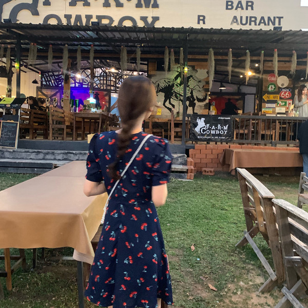 Nyári női ruha V-nyakú, színes mintával