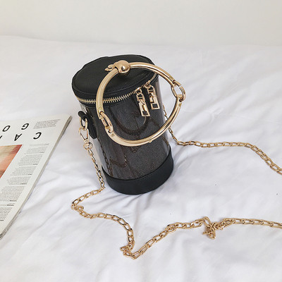 Κομψή γυναικεία τσάντα με μεταλλικές λαβές και διαφανές δερμάτινο κάλυμμα σε τρία χρώματα