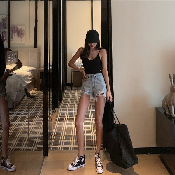 Modern farmer rövidnadrág szakadt motívumokkal, magas derékkal