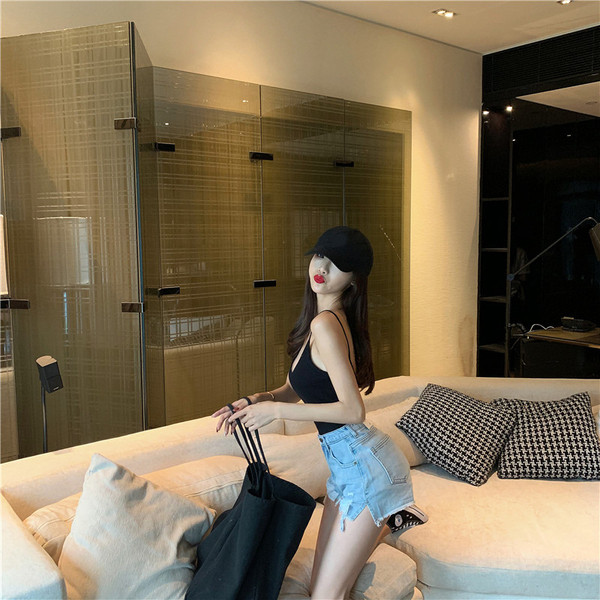 Modern farmer rövidnadrág szakadt motívumokkal, magas derékkal