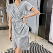 Női alkalmi ruha rövid ujjal és V-nyakú fekete és szürke színben