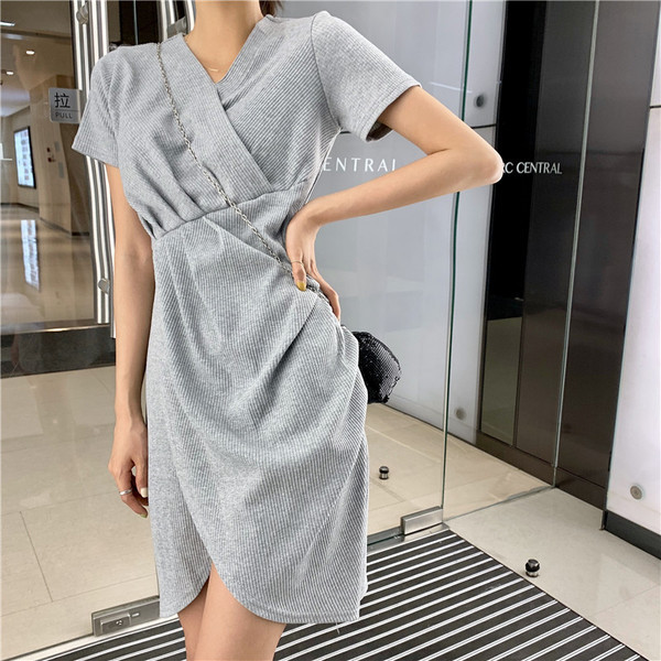 Női alkalmi ruha rövid ujjal és V-nyakú fekete és szürke színben