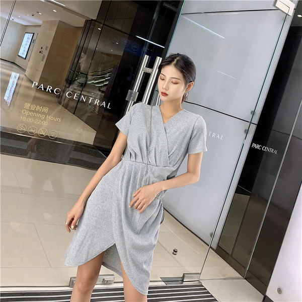 Női alkalmi ruha rövid ujjal és V-nyakú fekete és szürke színben