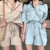 Σύγχρονο γυναικείο σετ - ε πουκάμισο και σορτς σε μπλε και μπεζ χρώμα
