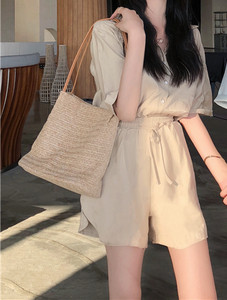 Σύγχρονο γυναικείο σετ - ε πουκάμισο και σορτς σε μπλε και μπεζ χρώμα