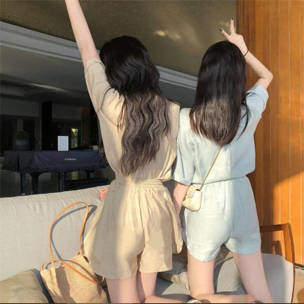 Σύγχρονο γυναικείο σετ - ε πουκάμισο και σορτς σε μπλε και μπεζ χρώμα