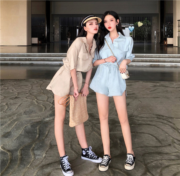 Σύγχρονο γυναικείο σετ - ε πουκάμισο και σορτς σε μπλε και μπεζ χρώμα