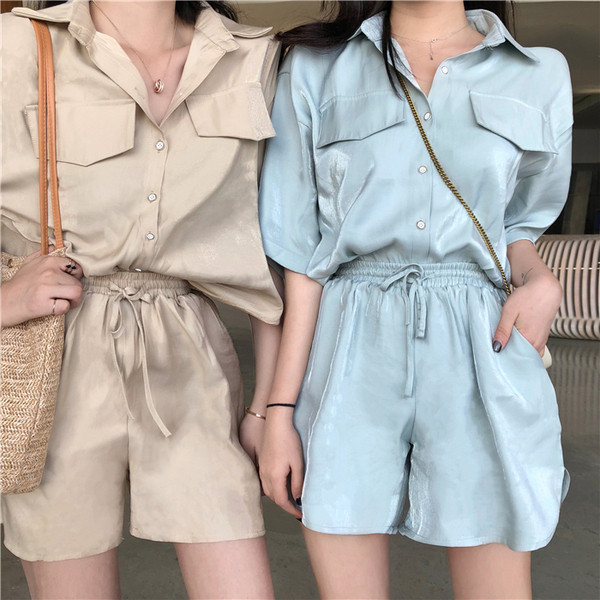 Σύγχρονο γυναικείο σετ - ε πουκάμισο και σορτς σε μπλε και μπεζ χρώμα
