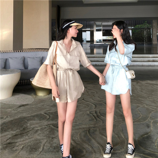 Σύγχρονο γυναικείο σετ - ε πουκάμισο και σορτς σε μπλε και μπεζ χρώμα