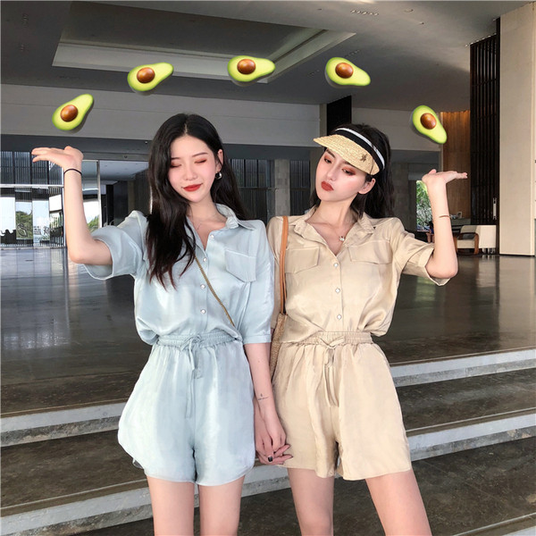 Σύγχρονο γυναικείο σετ - ε πουκάμισο και σορτς σε μπλε και μπεζ χρώμα