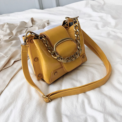 Μοντέρνα έκο  δερμάτινη τσάντα σε πέντε χρώματα με μεταλλικά στοιχεία και μεγάλη λαβή