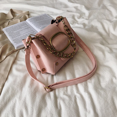 Μοντέρνα έκο  δερμάτινη τσάντα σε πέντε χρώματα με μεταλλικά στοιχεία και μεγάλη λαβή