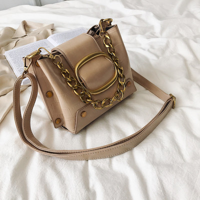 Μοντέρνα έκο  δερμάτινη τσάντα σε πέντε χρώματα με μεταλλικά στοιχεία και μεγάλη λαβή