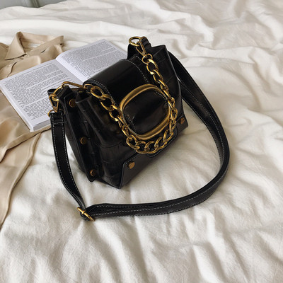 Μοντέρνα έκο  δερμάτινη τσάντα σε πέντε χρώματα με μεταλλικά στοιχεία και μεγάλη λαβή