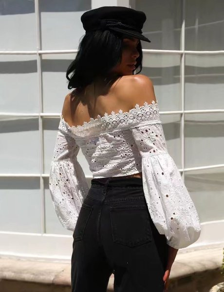 Μοντέρνα γυναικεία μπλούζα με κεντήματα και λευκό και μαύρο κέντημα