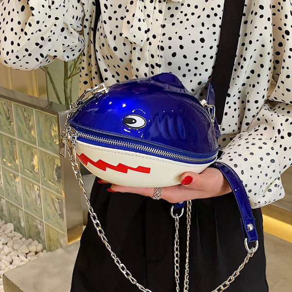 Öko bőrből készült modern női táska négy színben, fém fogantyúval