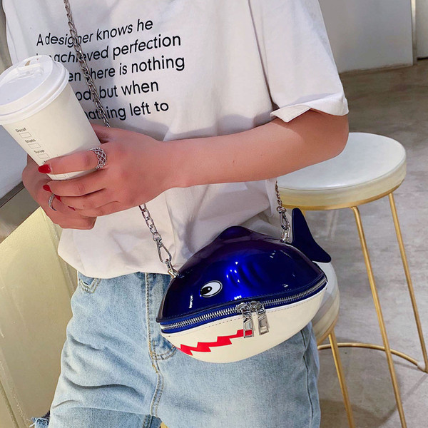 Öko bőrből készült modern női táska négy színben, fém fogantyúval