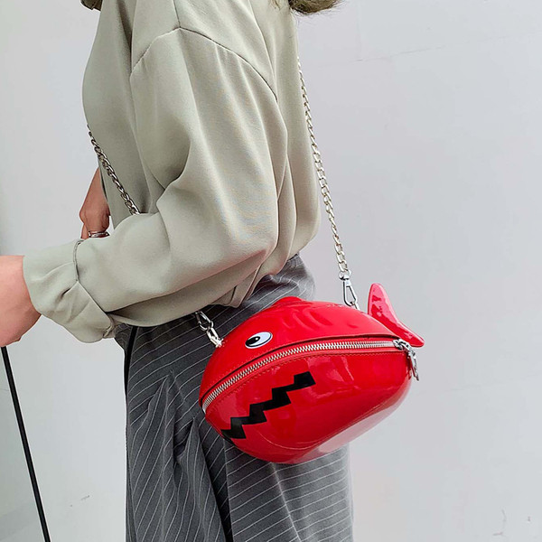 Öko bőrből készült modern női táska négy színben, fém fogantyúval