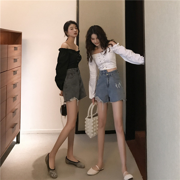 Pantaloni scurți din denim de damă în negru și albastru