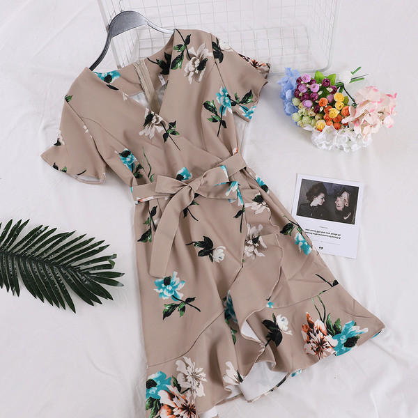 Modern női ruha V-nyakú, virágos motívumú szalaggal