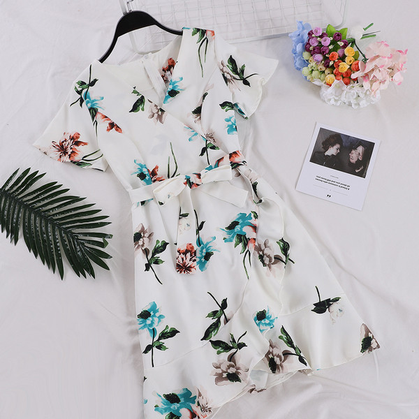 Modern női ruha V-nyakú, virágos motívumú szalaggal