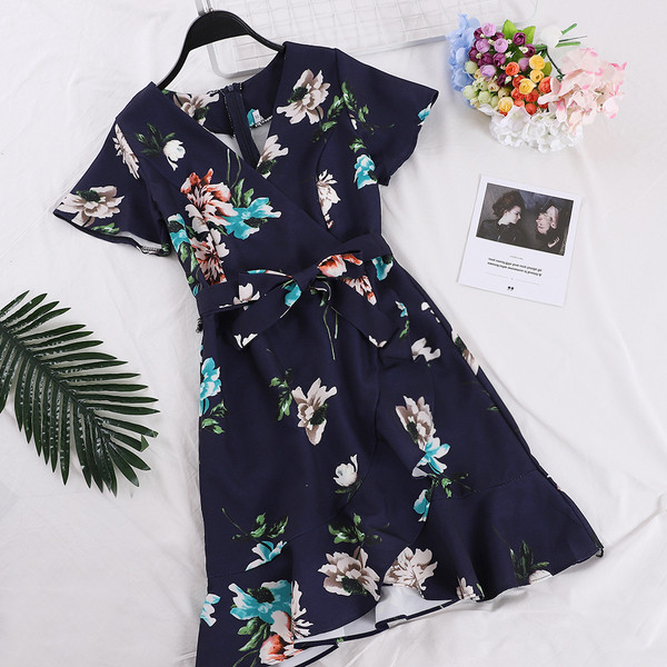 Modern női ruha V-nyakú, virágos motívumú szalaggal