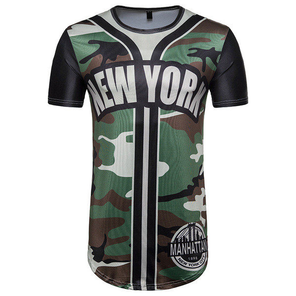 Modern férfi póló terepszínű mintával és felirattal