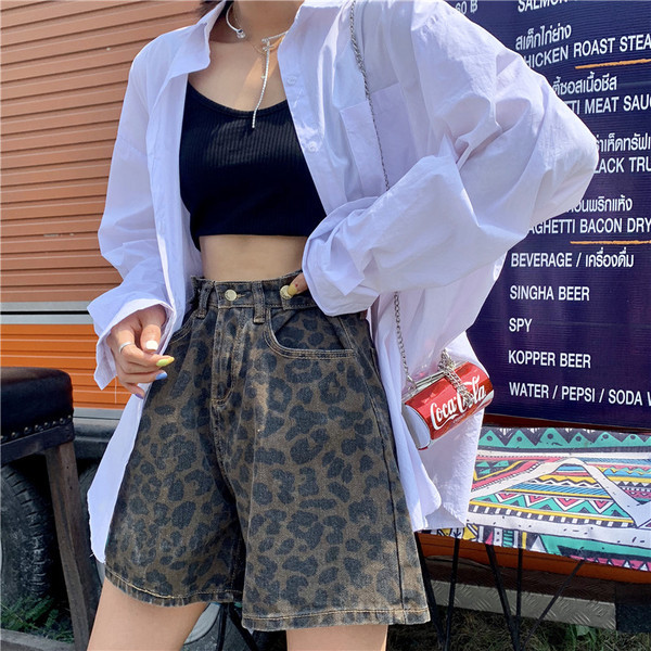 Aktuális női rövidnadrág széles modell leopárd mintával