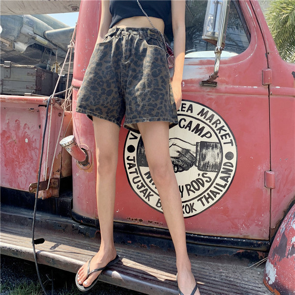 Aktuális női rövidnadrág széles modell leopárd mintával