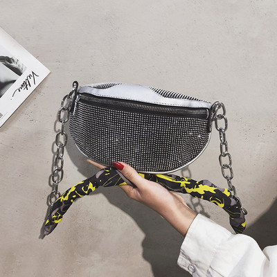 Μοντέρνα γυναικεία τσάντα με λαμπερά στοιχεία και μεταλλική αλυσίδα σε τρία χρώματα