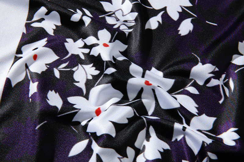 Alkalmi férfi póló fekete-fehér színben virágos motívumokkal