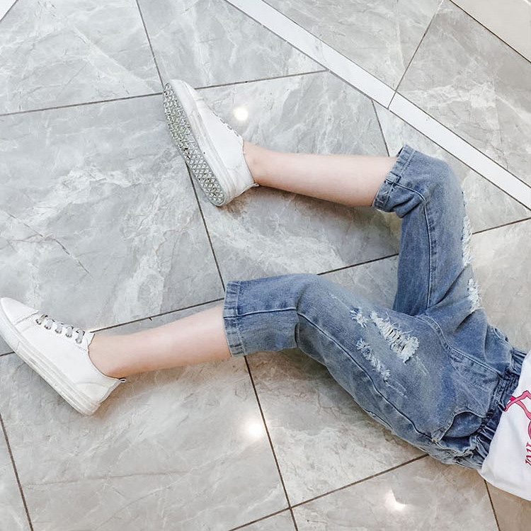 Modern gyerekfarmer szakadt motívumokkal lányoknak