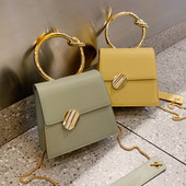 Κομψή γυναικεία τσάντα σε πέντε χρώματα με μεταλλικές λαβές και μεταλλική στερέωση