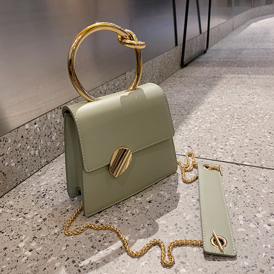 Κομψή γυναικεία τσάντα σε πέντε χρώματα με μεταλλικές λαβές και μεταλλική στερέωση