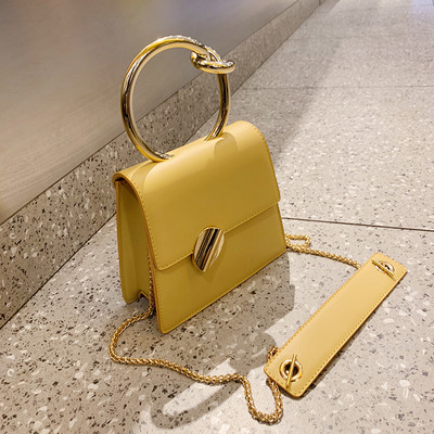 Κομψή γυναικεία τσάντα σε πέντε χρώματα με μεταλλικές λαβές και μεταλλική στερέωση