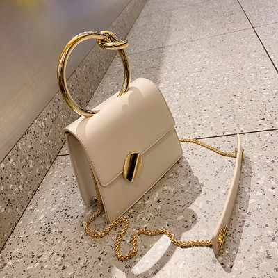 Κομψή γυναικεία τσάντα σε πέντε χρώματα με μεταλλικές λαβές και μεταλλική στερέωση