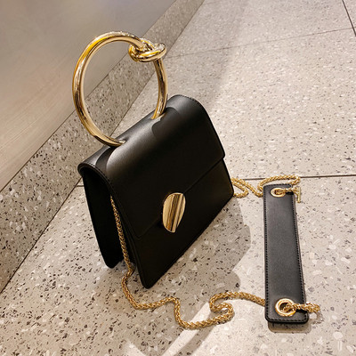 Κομψή γυναικεία τσάντα σε πέντε χρώματα με μεταλλικές λαβές και μεταλλική στερέωση