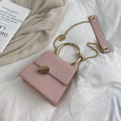 Κομψή γυναικεία τσάντα σε πέντε χρώματα με μεταλλικές λαβές και μεταλλική στερέωση