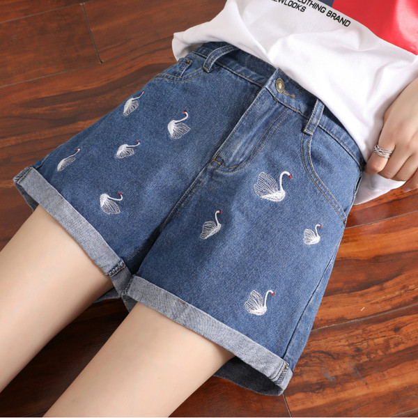 Alkalmi női rövidnadrág két színben hímzéssel