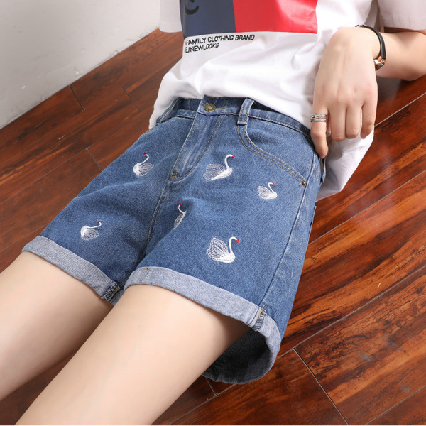 Alkalmi női rövidnadrág két színben hímzéssel