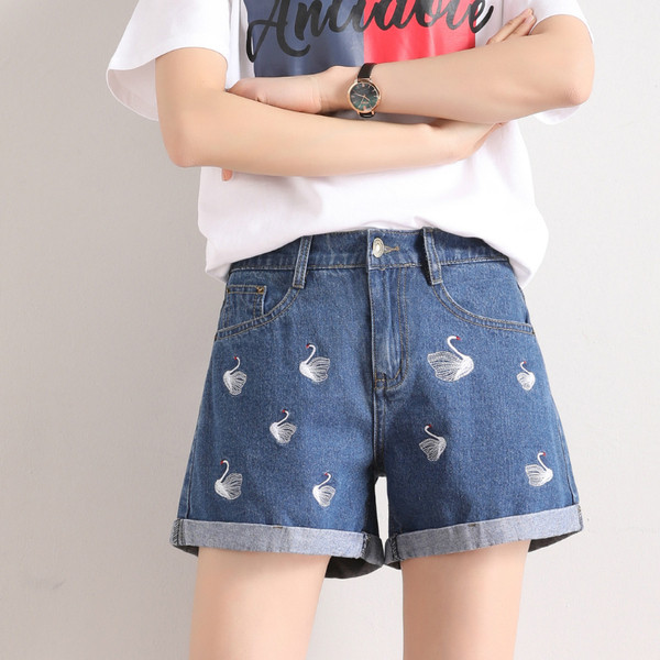 Alkalmi női rövidnadrág két színben hímzéssel