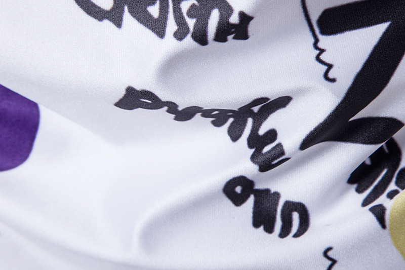 Modern férfi póló fehér színben, rátéttel