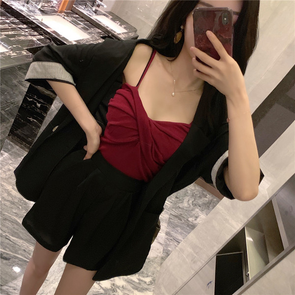 Stílusos női szett fekete és narancssárga kabáttal és rövidnadrággal