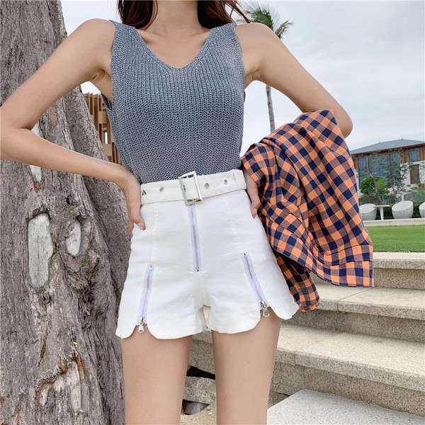 Modern rövidnadrág fekete-fehér övvel és cipzárral