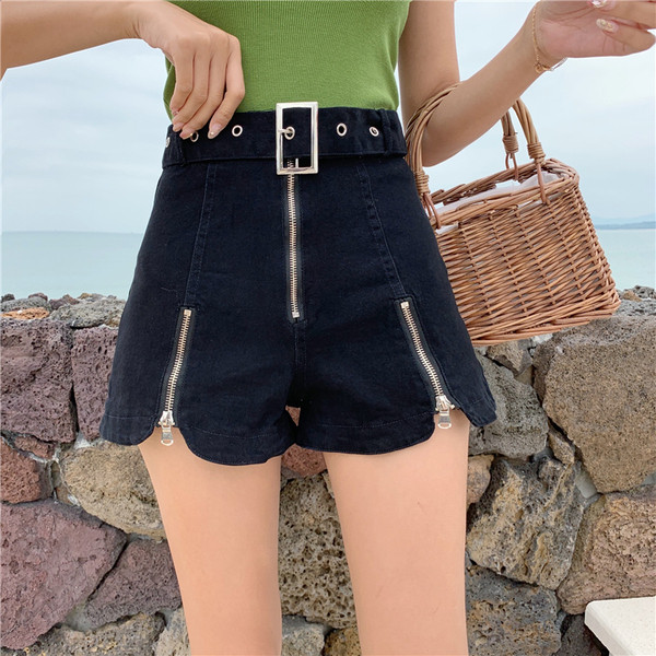 Modern rövidnadrág fekete-fehér övvel és cipzárral