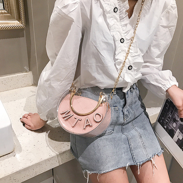 Μοντέρνα  γυναικεία τσάντα  με διαφανές κάλυμμα σε πέντε χρώματα από οικολογικό δέρμα με κοντή και μακριά μεταλλική λαβή