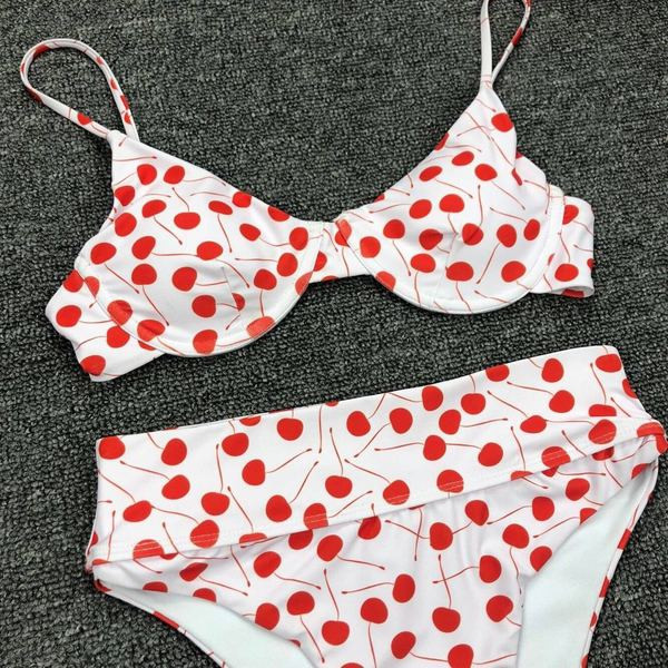 Modern női kétrészes fürdőruha rátéttel